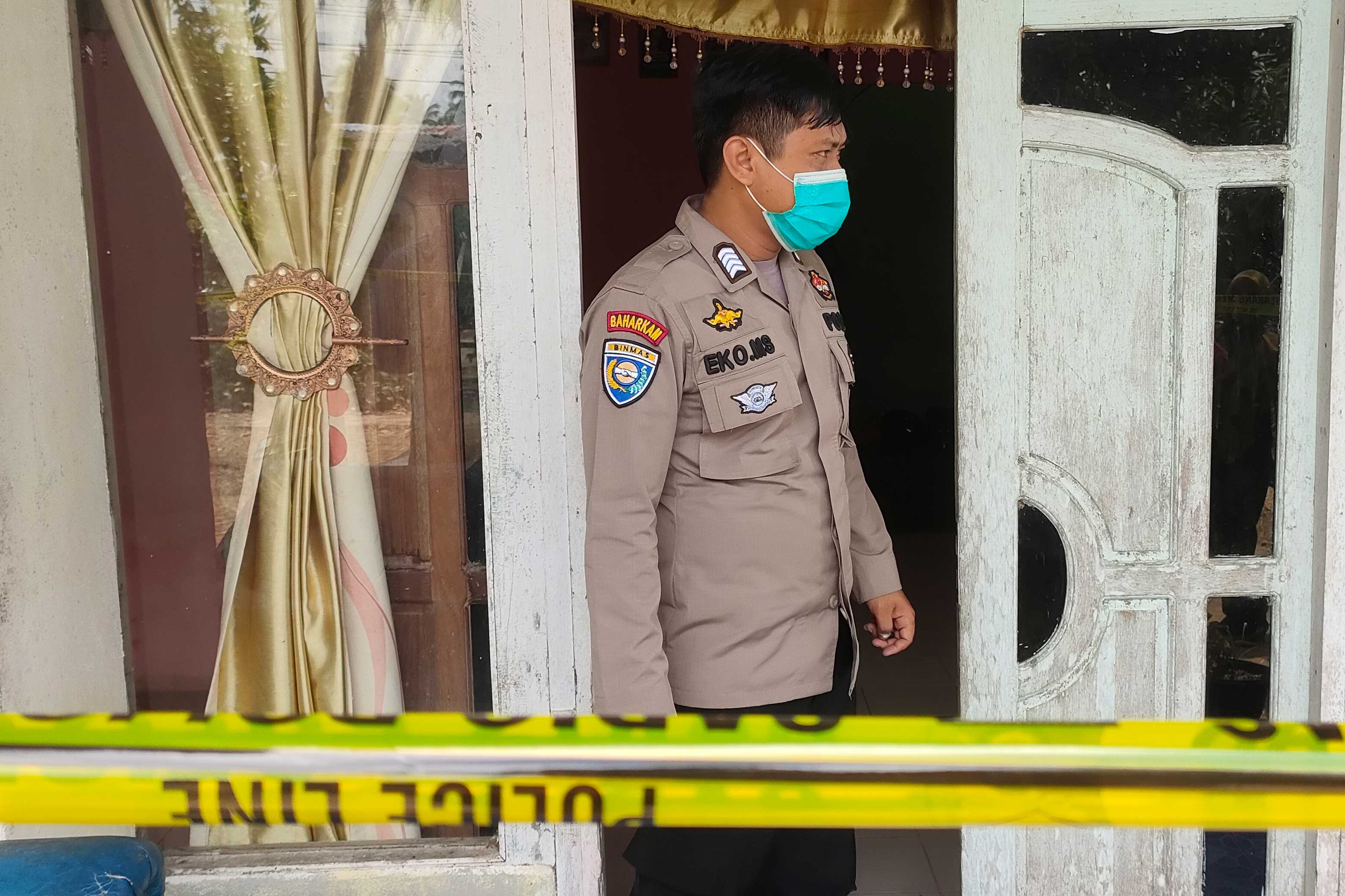 GARIS POLISI: Polisi memasang police line di rumah korban pembunuhan di Sungai Pinyuh, Mempawah, Rabu (10/11). WAHYU ISMIR/ PONTIANAK POST