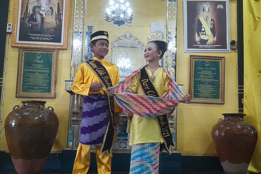 BUDARE: Budare cilik Fatir dan Hanifah saat berada di Keraton Kadriyah Kota Pontianak. ISTIMEWA