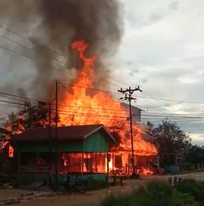 RUKO: Kobaran api menghanguskan dua bangunan ruko. ISTIMEWA