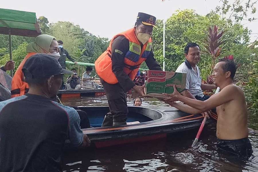 SERAHKAN BANTUAN: Kajati Kalbar menyerahkan bantuan paket sembako secara simbolis kepada warga di Kelurahan Tanjung Sekayam, Sanggau, Kamis (11/11).
