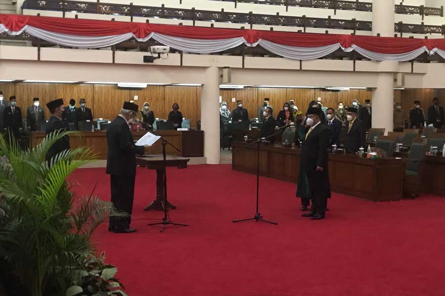 DILANTIK: Heri Mustamin saat dilantik menjadi Anggota DPRD Provinsi Kalbar menggantikan posisi almarhum Zulkarnaen Siregar. (IST)