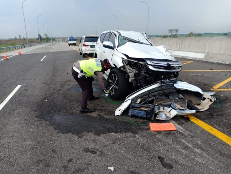 Mobil yang ditumpangi rombongan Vanessa Angel dan suami, mengalami kecelakaan di Tol Nganjuk, Jawa Timur arah Surabaya (Istimewa)