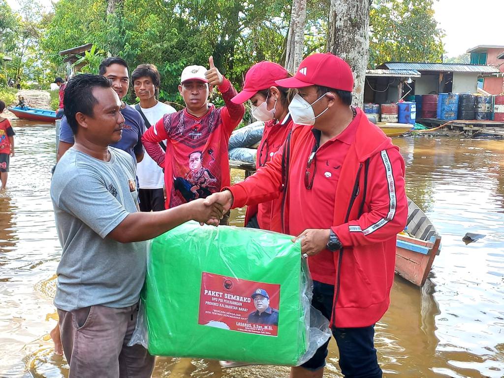 BANTU KORBA BANJIR: Ketua DPD PDI Perjuangan Kalimantan Barat, Lasarus memberikan bantuan secara langsung bagi warga terdampak banjir di Sintang. ISTIMEWA