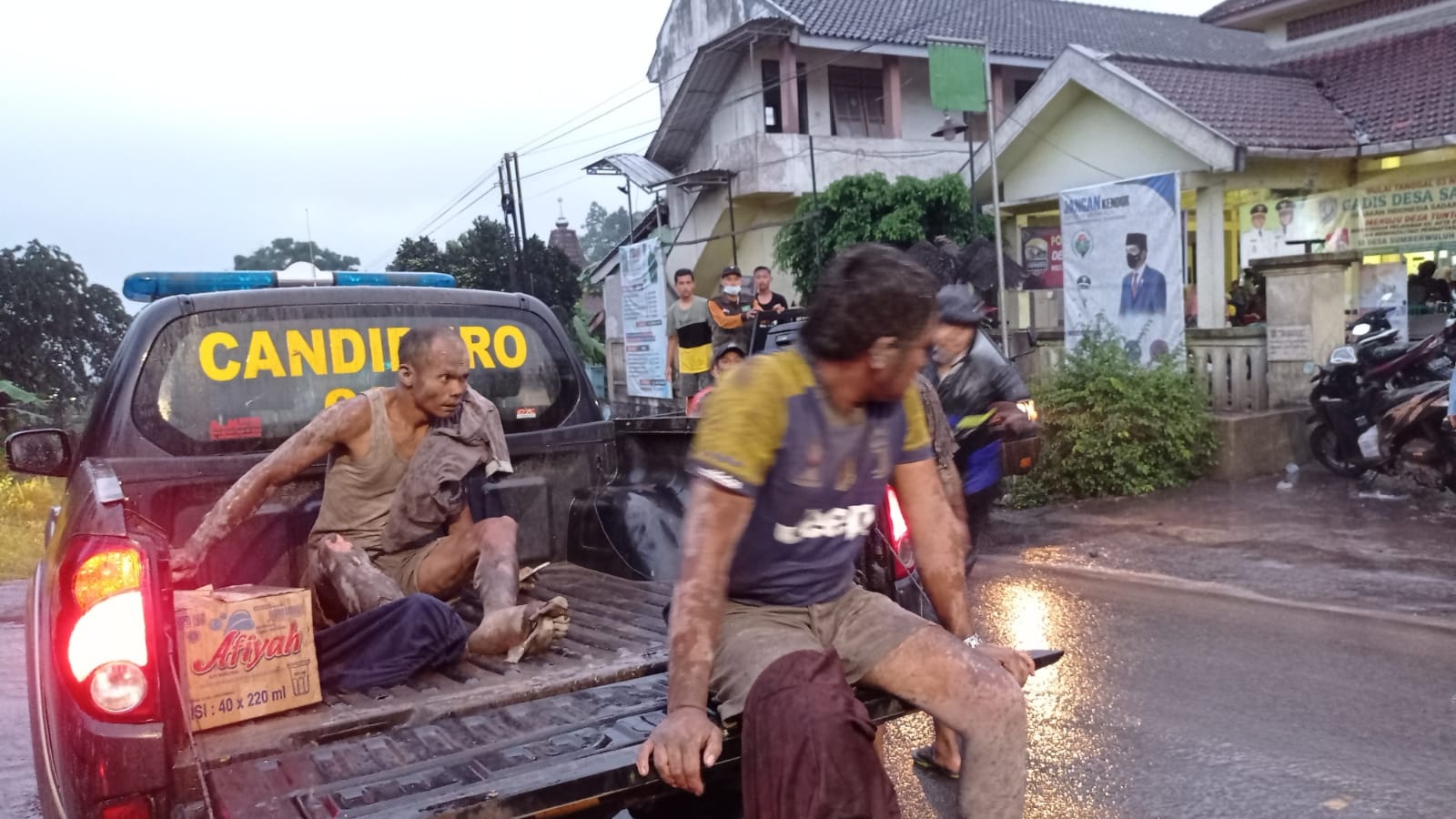 LUKA-LUKA: Sejumlah sopir angkutan pasir mengalami luka bakar akibat awan panas di Dusun Kampung Renteng, Desa Sumber wuluh, Kecamatan Candipuro. Korban langsung dibawa ke fasilitas kesehatan terdekat.