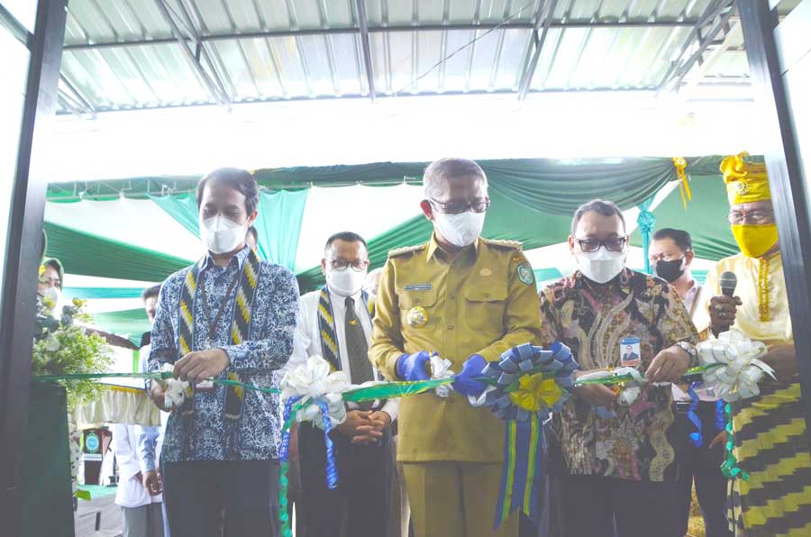 GUNTING PITA : Prosesi gunting pita sebagai tanda diresmikannya KCP Syariah Husein Hamzah dan Tanjung Raya II.