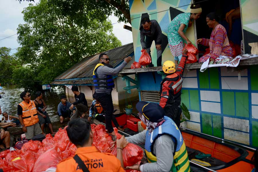PASCA BANJIR: Petugas memberikan bantuan pada korban banjir di Sintang, 16 November 2021 lalu. Usai banjir, sejumlah penyakit mengancam warga, di antaranya demam berdarah. ARIEF NUGROHO/PONTIANAK POST