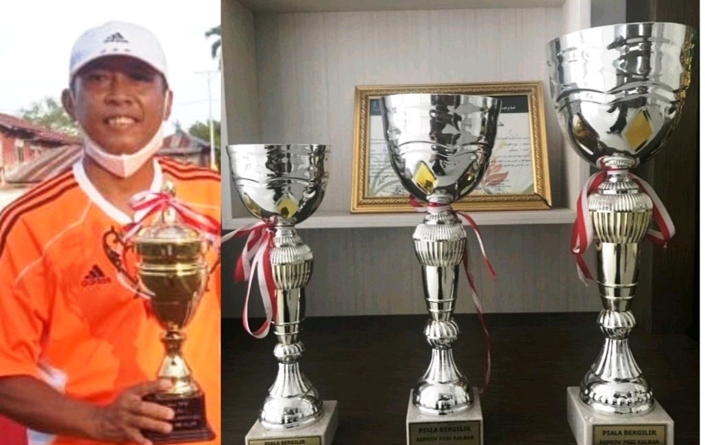 MENANG: Ketua Askab perlihatkan tiga piala bergilir kompetisi sepak bola Kalbar yang dipegang Kabupaten Sambas. Istimewa