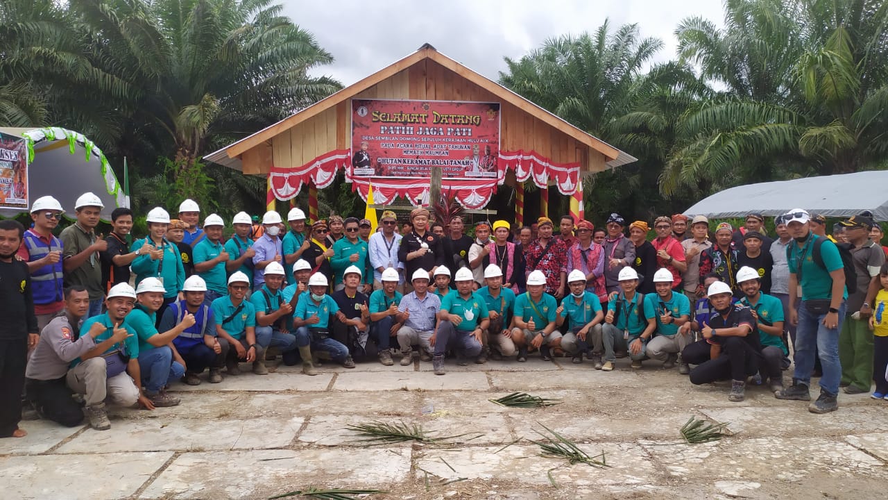 FOTO BERSAMA : Jajaran manajemen PT HHK-SJE, USTP Group bersama para tokoh adat usai menggelar ritual adat tahunan di Hutan Keramat Balai Adat, Desa Seguling, Kecamatan Manis Mata, Kabupaten Ketapang, Sabtu (4/12)