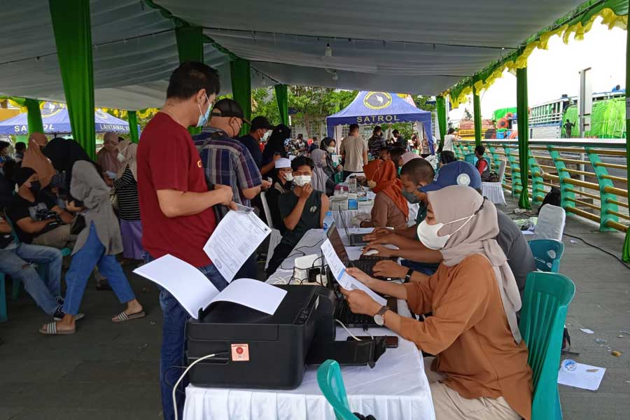 RAMAI PEMINAT: Kegiatan vaksinasi di Kawasan Water Front, Jalan Barito, Pontianak kemarin sore ramai peminat. SILVINA/PONTIANAKPOST