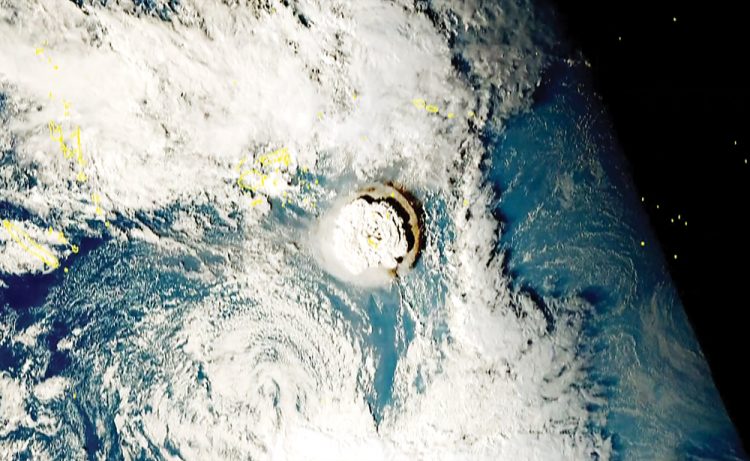 BERDAMPAK KE KAWASAN SEKITAR: Potongan gambar dari Satelit Himawari-8 milik Jepang memperlihatkan erupsi Hunga Tonga-Hunga Ha