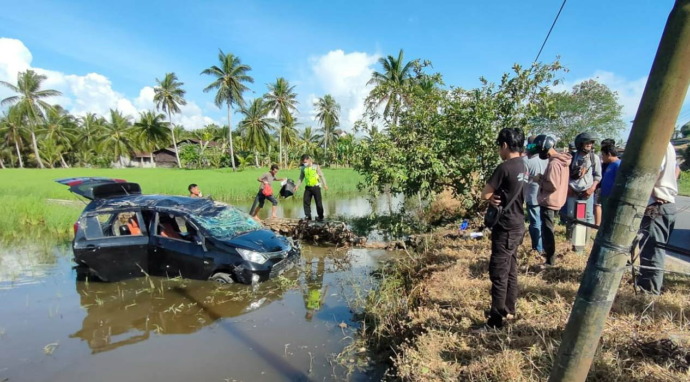 TERCEBUR: Sebuah minibus bermuatan enam penumpang tercebur ke sawah setelah mengalami selip di Jalan Raya Nusapati, Kecamatan Sungai Pinyuh, KM 47 Pontianak – Sungai Pinyuh, Jumat (21/1) sore lalu. ISTIMEWA
