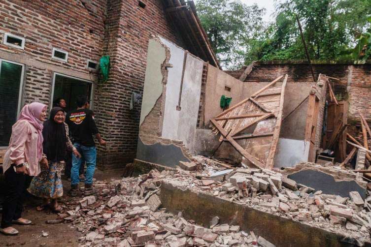AMBRUK: Warga melihat kondisi rumah yang rusak akibat gempa di Kadu Agung Timur, Lebak, Banten, Jumat (14/1). (ANTARA FOTO)