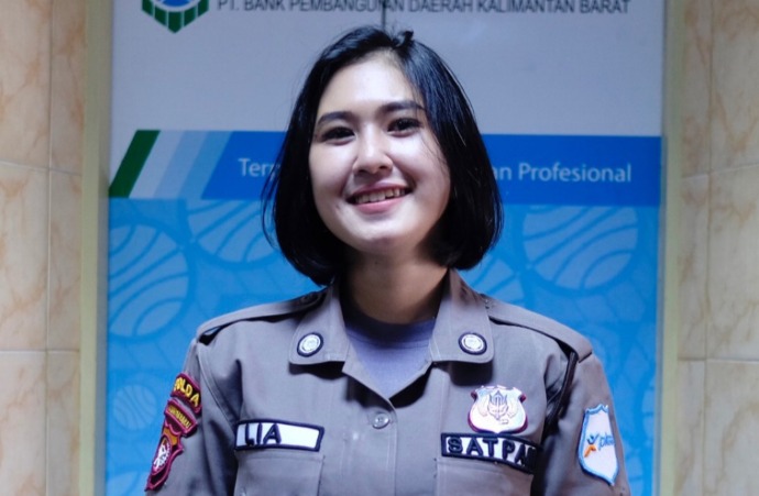 Lia, satpam cantik di Kantor Cabang Utama Bank Kalbar Jalan Rahadi Usman. foto Shando Safela