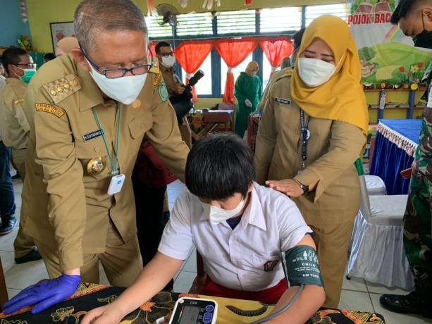 Gubernur Kalbar mendampingi siswa SDN 58 Kubu Raya yang akan divaksin. foto Shando Safela