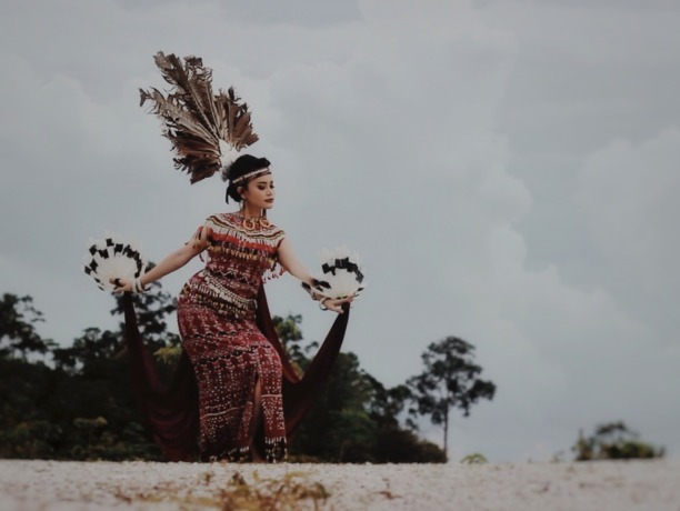 Perempuan cantik, berdarah Dayak dan Tionghoa ini tengah bersiap merilis music instrumental berjudual Cega’, yang artinya dalam bahasa dayak adalah cantik.