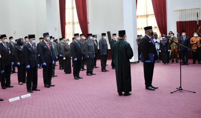 Pelantikan Harisson sebagai Sekda Kalimantan Barat pada Jumat (14/1). Shando Safela/Pontianak Post)