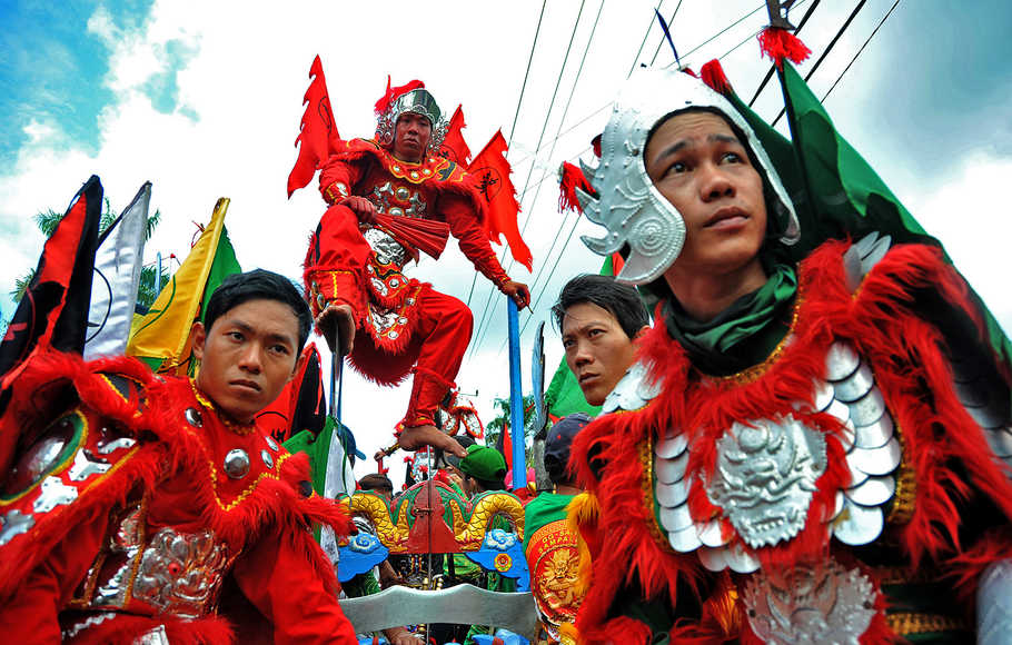 ATRAKSI TATUNG: Sejumlah tatung beraksi saat Cap Go Meh beberapa tahun lalu. Di tahun 2022 ini, pemerintah melarang arak-arakan tatung sehubungan dengan situasi pandemi. (ANTARA)