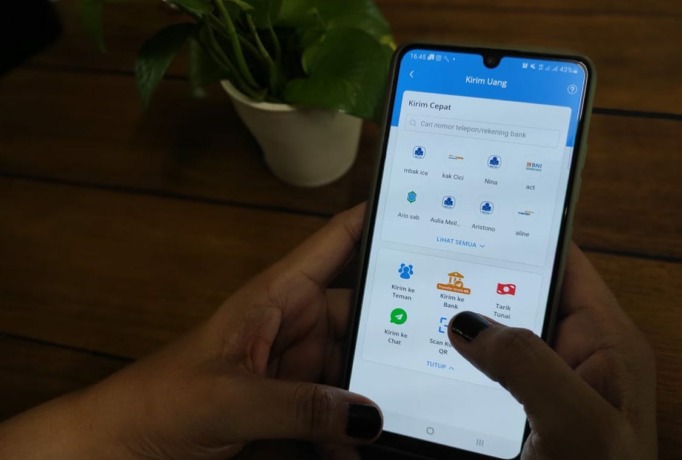 KIRIM UANG : Kirim uang menjadi salah satu fitur favorit pengguna dompet digital DANA. SITI/PONTIANAKPOST