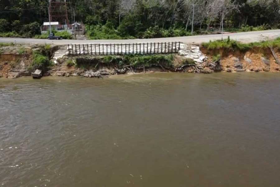 ABRASI: Kondisi abrasi sungai Kapuas di wilayah Desa Ingkotambe Kecamatan Putussibau Selatan. FOTO ISTIMEWA