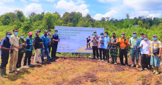 RESTORTASI: PT GAN bersama Kesatuan Pengelolaan Hutan dan Desa Muara Baru melaksanakan kegiatan restorasi hutan gambut terdegradasi dengan pola Agroforestry di Hutan Lindung Ambawang, Kubu Raya, Kamis (25/11). (IST)
