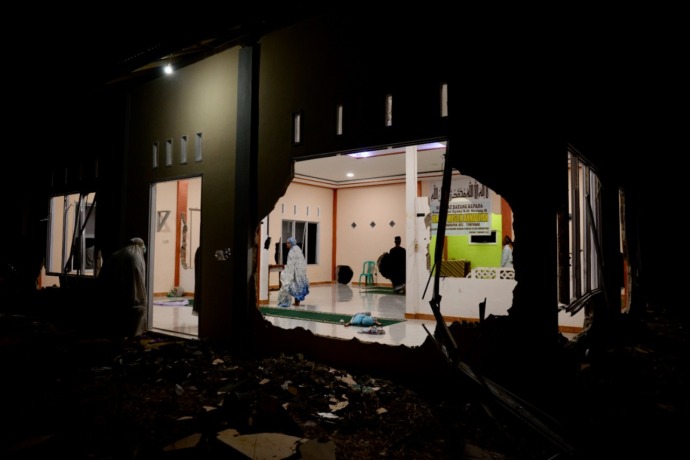 BERIBADAH: Jemaat Ahmadiyah di Desa Balai Harapan, Kecamatan Tempunak, Kabupaten Sintang menggunakan sisa bangunan  masjid Miftahul Huda untuk beribadah, Senin (24/1/2021). Masjid tersebut mengalami kerusakan cukup parah pasca pengerusakan oleh sekelompok