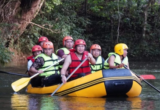 Wisata Arung Jeram di Desa Rantau Kalis, Kecamatan Kalis Kabupaten Kapuas Hulu. (HUMPRO SETDA KH FOR PONTIANAK POST)