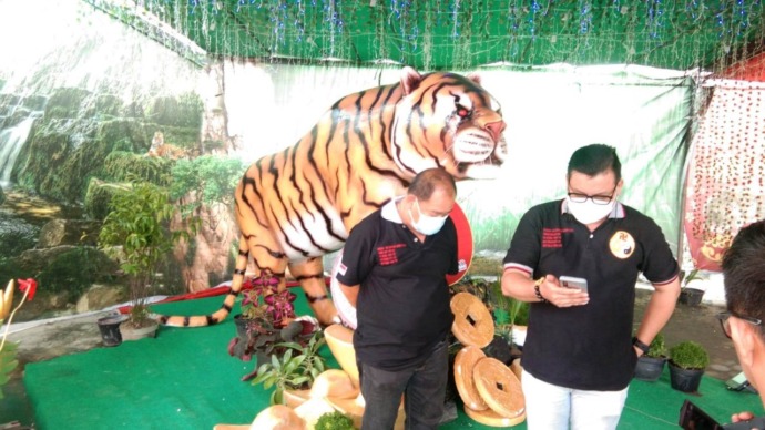Sebuah patung macan yang menjadi lambang shio di Imlek 2573 ada di halaman Vihara Tri Dharma Bumi Raya Pemangkat. (Ozy/Pontianak Post)
