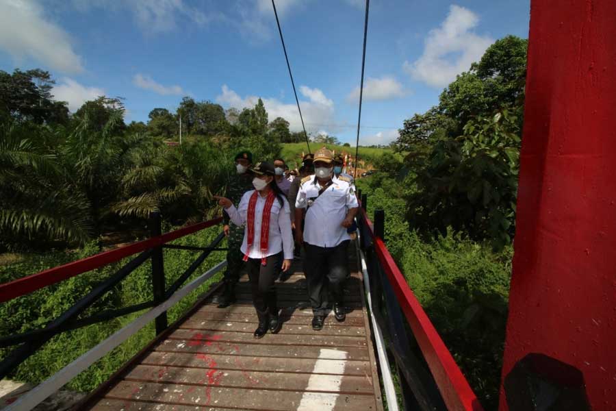 JEMBATAN GANTUNG: Bupati Landak Karolin Margret Natasa meresmikan jembatan gantung di Desa Semedang, Kecamatan Kuala Behe, Rabu (26/1). HUMAS KAB FOR PONTIANAK POST