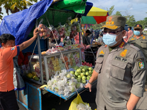 IMBAU PEDAGANG: Anggota Satpol PP menyisir kawasan Stadion Sultan Syarif Abdurahman untuk mengimbau para pedagang agar tidak berjualan di kawasan tersebut. (Shando Safela/Pontianak Post)