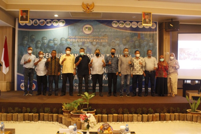 Foto bersama narasumber Zandra Bisnis Konsultan, ketua DPD perpamsi Kalbar, pengurus pusdiklat DPD perpamsi Kalbar, direktur perumda air minum pancur aji kabupaten Sanggau, direktur perumda air minum gunung poteng kota Singkawang, direktur perumda air min