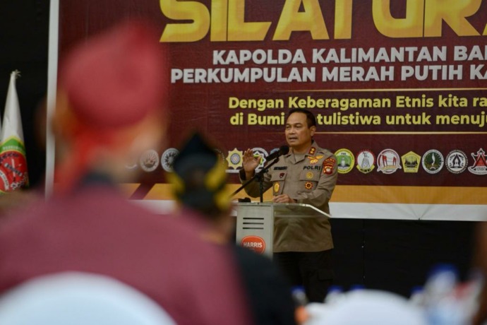 Kapolda Kalbar Irjen Pol Suryanbodo Asmoro saat berpidato dalam kegiatan Silaturahmi Perkumpulan Merah Putih Kalimantan Barat, kemarin. (ARIEF NUGROHO/PONTIANAK POST)
