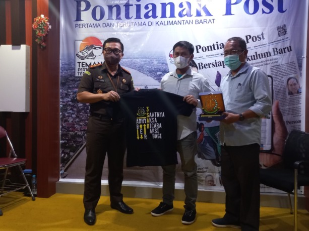 KUNJUNGAN : Kejaksaan Negeri Mempawah berkunjung ke kantor Harian Pontianak Post, Selasa (25/1). Kunjungan ini diterima Salman Busrah selaku Direktur Utama dan Pemimpin Redaksi Pontianak Post, Heriyanto. (Siti/Pontianak Post)