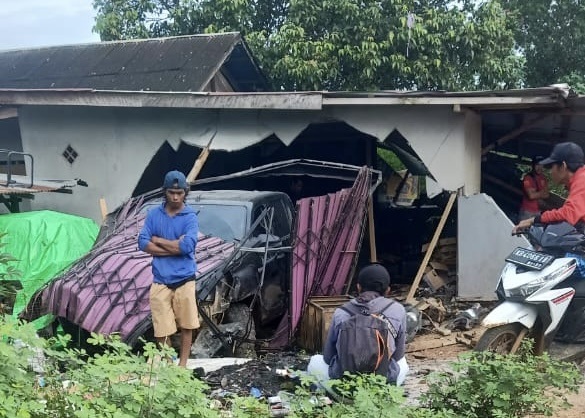 HANCUR : Bengkel yang ditabrak mobil di Desa Pemuatan Jaya, Kecamatan Tumbang Titi, hancur setelah dihantam mobil, kemarin (13/1). ISTIMEWA