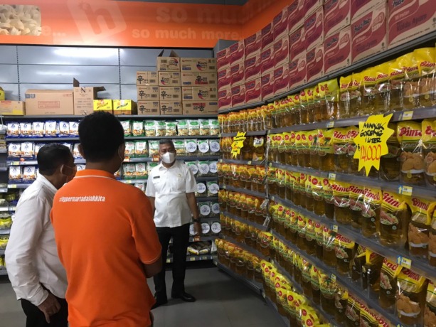 TURUN: Kepala Dinas Perindustrian, Perdagangan, Energi dan Sumber Daya Mineral Kalbar, Syarif Kamaruzaman saat memantau harga minyak goreng di salah satu ritel di Kota Pontianak. Minyak goreng resmi turun menjadi Rp14 ribu per liter, Rabu (19/1). (IST)