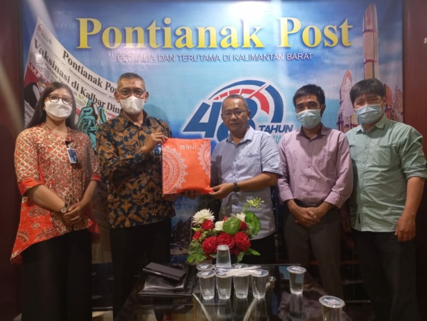 TAMU REDAKSI : Kepala BNI KC Pontianak, M Subairi (dua dari kiri) saat menyerahkan bingkisan ke Direktur Utama Pontianak Post, Salman Busrah, Kamis (6/1).