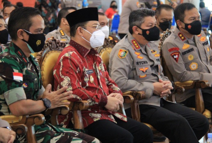 VAKSINASI SERENTAK: Wakil Gubernur Kalbar, Haji Ria Norsan bersama unsur Forkopimda menghadiri kegiatan vaksinasi serentak di seluruh Indonesia yang dibuka Presiden Jokowi melalui daring virtual. (Ist)