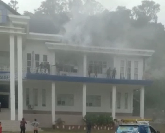 Asap mengepul dari bangunan Kantor Bupati. foto Istimewa