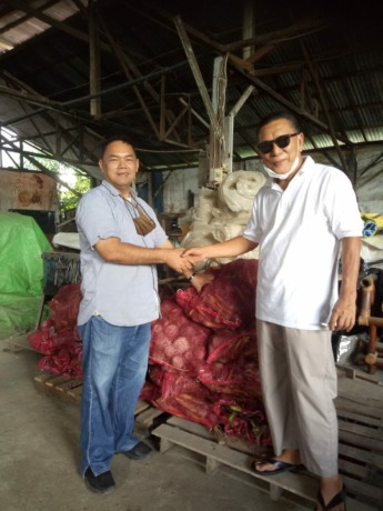 EKSPOR: Rudyzar Zaidar menyerahkan bibit keladi kepada mitranya. Dia mendatangkan 20.000 bibit talas beneng untuk tujuan ekspor daun talas. (Aristono/Pontianak Post)