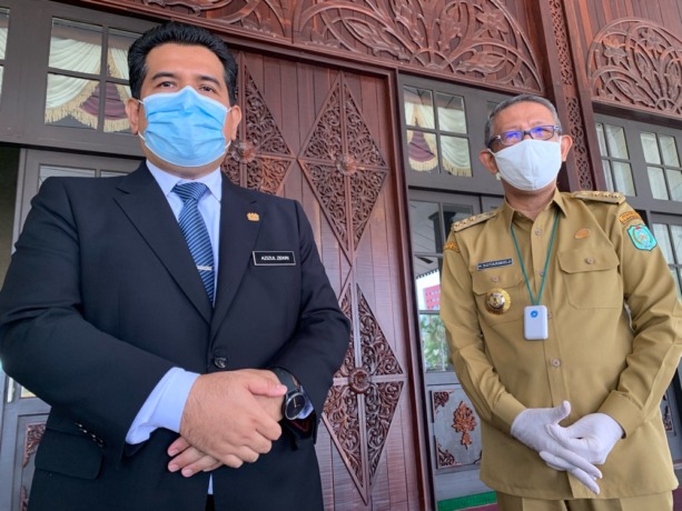 Konsul Malaysia Azizul Zekri Abd Rahim dan Gubernur Kalimantan Barat Sutarmidji saat berjumpa untuk pertama kalinya. foto Shando Safela