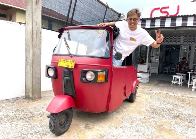 Reza, bersama Bajaj sebagai tanda cinta untuk calon istrinya. foto Shando Safela