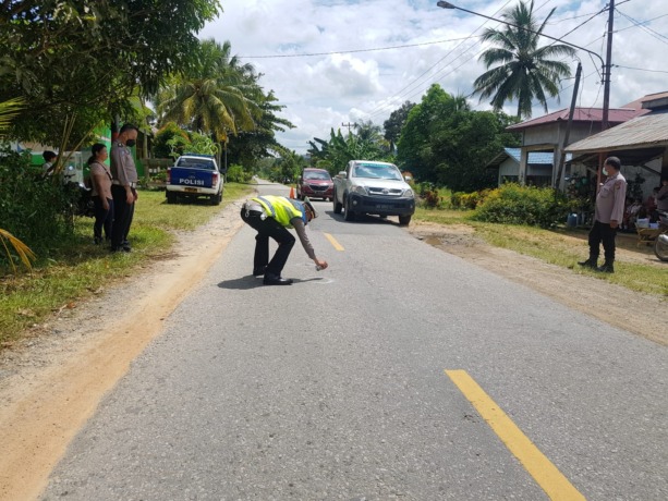KECELAKAAN: Polisi menunjukan kendaraan dan TKP terjadinya kecelakaan, dan korban terkapar usai mengalami tabrakan. (Istimewa)