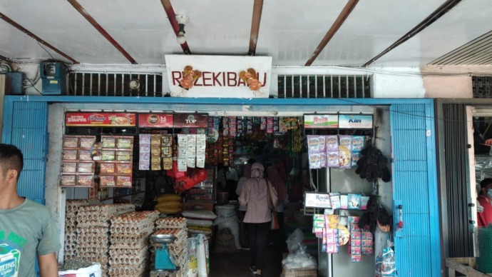 SIDAK: Petugas saat melakukan sidak ketersediaan minyak goreng di agen dan pengecer, di wilayah Kabupaten Mempawah. (Istimewa)