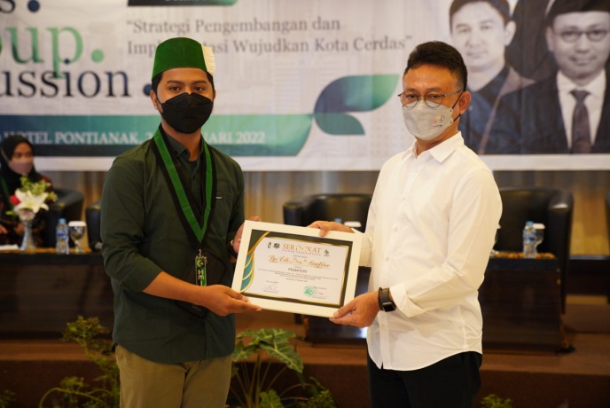 PENGHARGAAN: Wali Kota Pontianak, Edi Rusdi Kamtono menerima penghargaan dari HMI Cabang Pontianak. (IST)