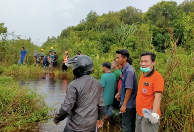CARI KORBAN : Warga mencari korban yang diterkam buaya saat memancing ikan di Sungai Belangiran, Kendawangan, kemarin (17/2). (Ahmad Sofi/Pontianak Post)