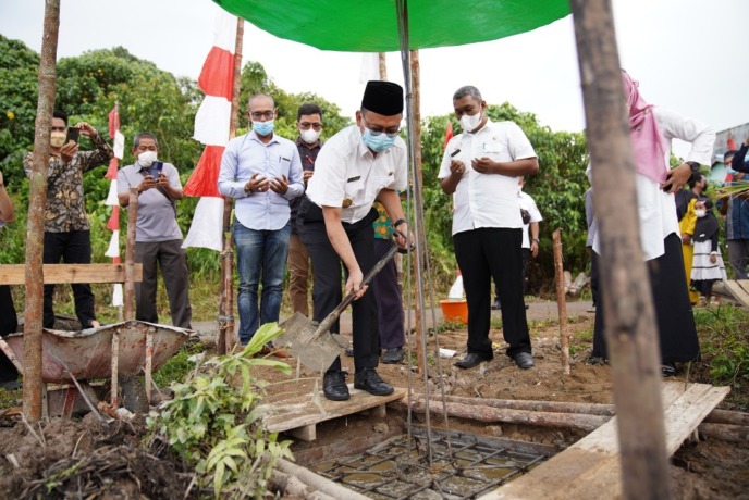 BATU PERTAMA: Wali Kota Pontianak Edi Rusdi Kamtono melakukan seremoni peletakan batu pertama Masjid Baitul Hudri di Komplek Sidik Khatulistiwa, Kelurahan Parit Mayor, Kecamatan Pontianak Timur. (Aristono/Pontianak Post)