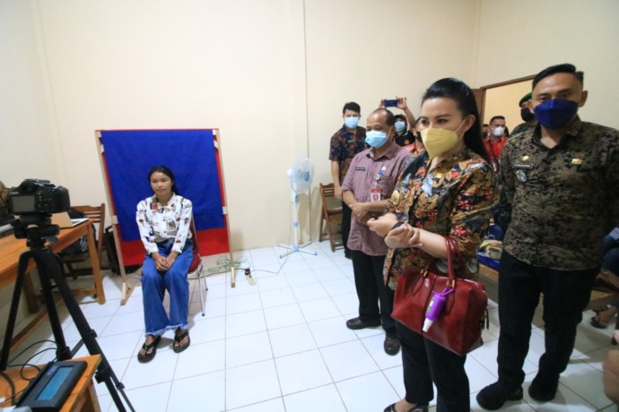 Bupati Landak Karolin Margret Natasa meluncurkan rekam dan cetak e-KTP di kantor camat Air Besar, Kamis (10/2). (Humas Kab for Pontianak Post)