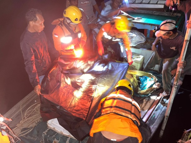 KORBAN TENGGELAM : Petugas gabungan saat menemukan korban tenggelam di perairan Rantau Panjang, Kecamatan SImpang Hilir, Kabupaten Kayong Utara, Kalimantan Barat. (Basarnas For Pontianak Post)