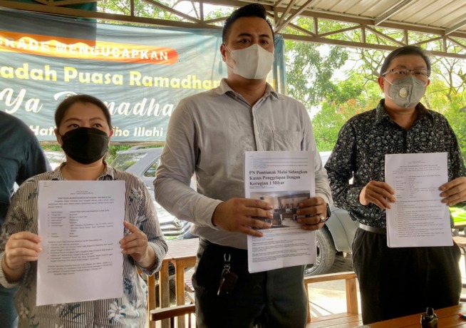 Pengacara pimpinan PT Maju Terus Bersama saat memberikan keterangan pers. (ARIEF NUGROHO/PONTIANAK POST)