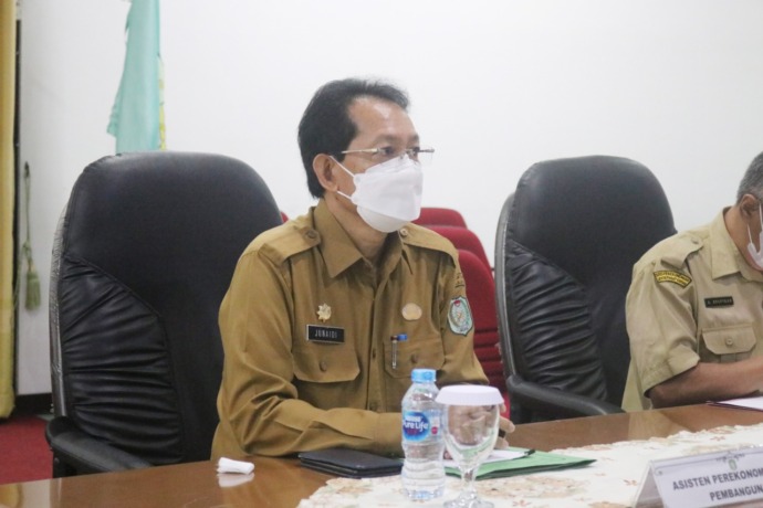 SEMINAR: Asisten Perekonomian dan Pembangunan Sekada Kalbar, Junaidi menyampaikan kata sambutan Gubernur Kalbar, pada acara Keynote Speech pada acara Seminar Percepatan Pelaksanaan Sertifikasi Sawit Berkelanjutan di Kalbar secara virtual di Ruang Audio Vi