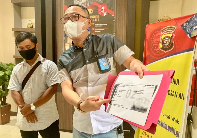 LAPOR: Mat Hur didampingi penasehat hukumnya, Denie Amiruddin saat menunjukan bukti-bukti slip transaksi atas kasus hilangnya uang sebesar Rp200 juta di rekening BRI.  (ARIEF NUGROHO/PONTIANAK POST)
